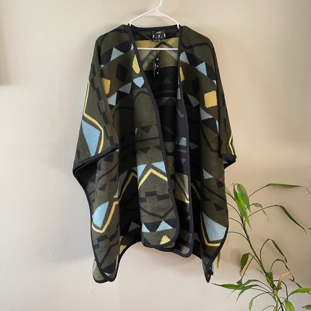 424 Fifth Lord Taylor Poncho Womens OS Green Geometric Southwest Pattern